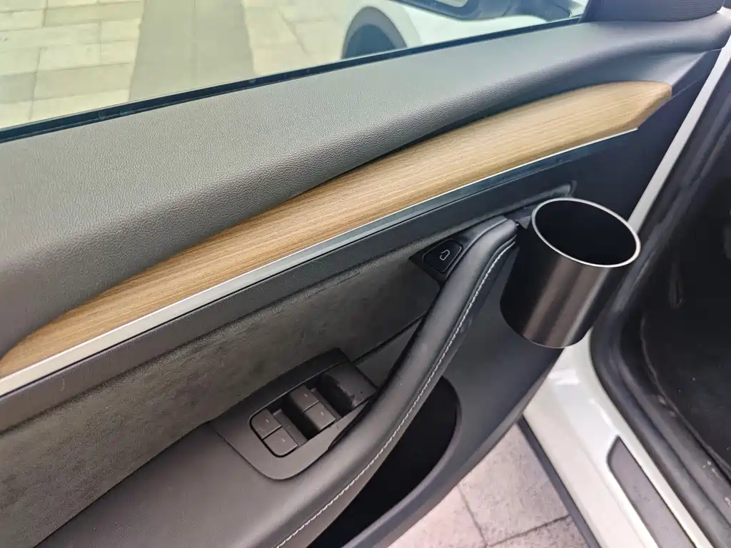 Tesla Model Y — миниатюра 12