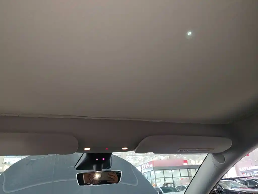 Tesla Model Y — миниатюра 18
