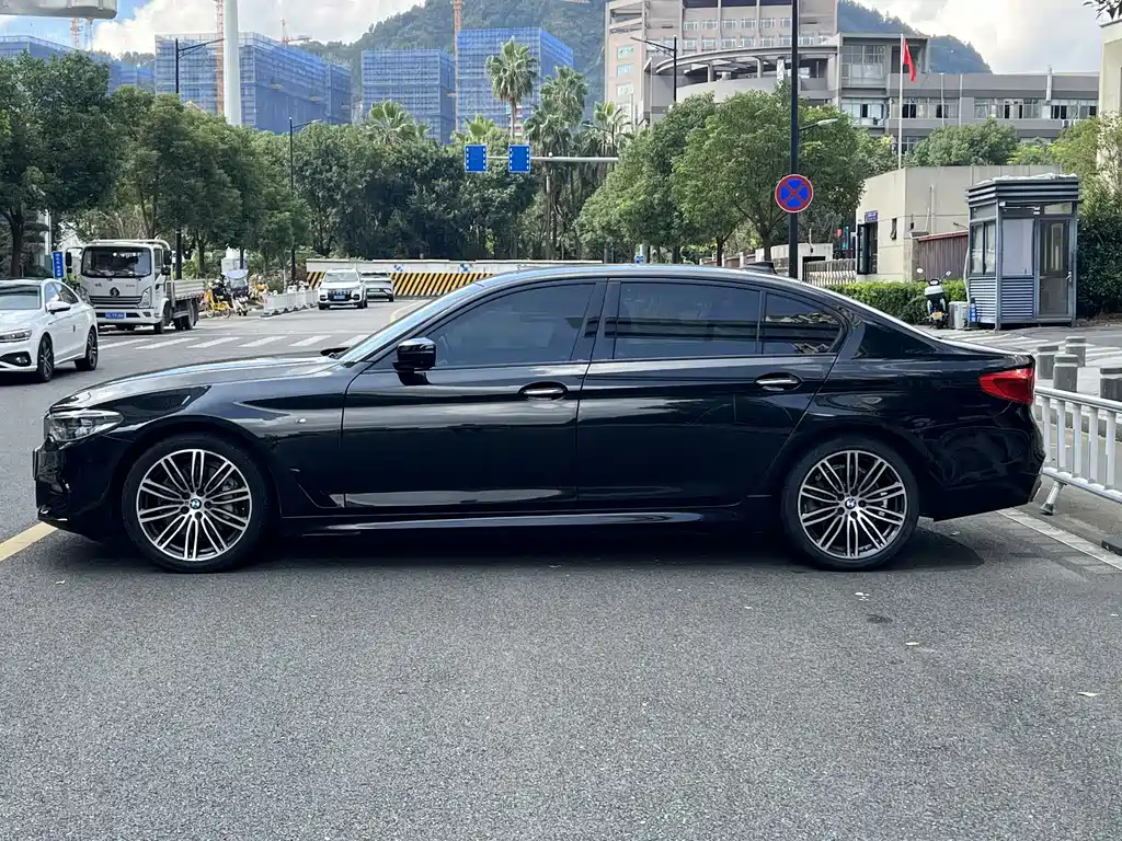 BMW 5 Series — миниатюра 4