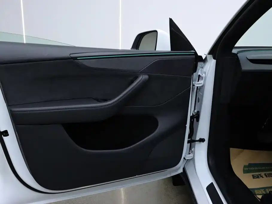 Tesla Model Y L — миниатюра 7