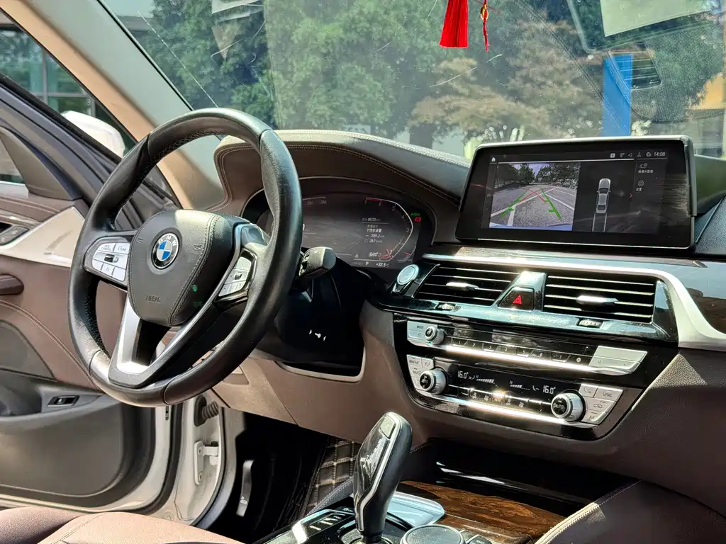 BMW 5 Series — миниатюра 13