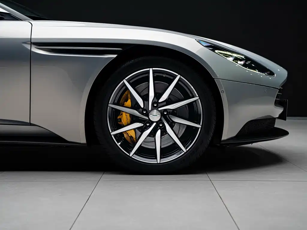 Aston Martin DB11 — миниатюра 7