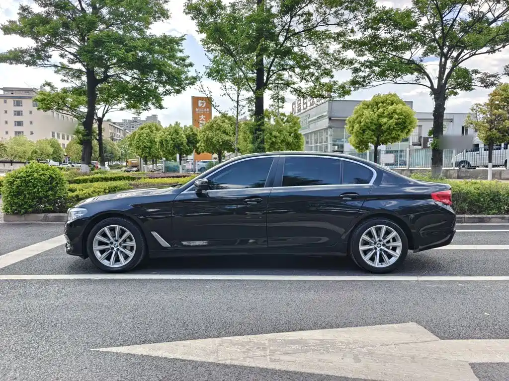 BMW 5 Series — миниатюра 6