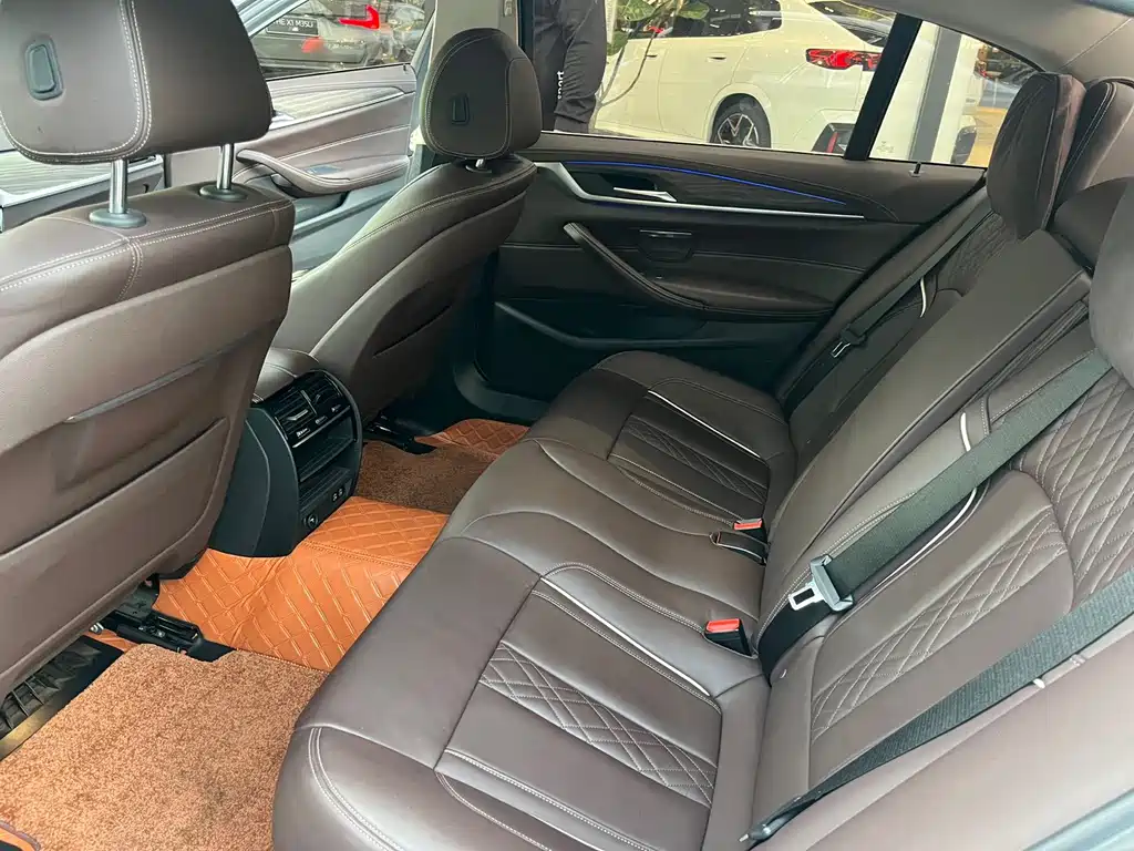 BMW 5 Series New Energy — миниатюра 10