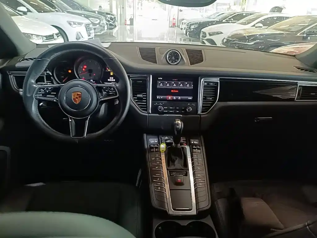 Porsche Macan — миниатюра 10