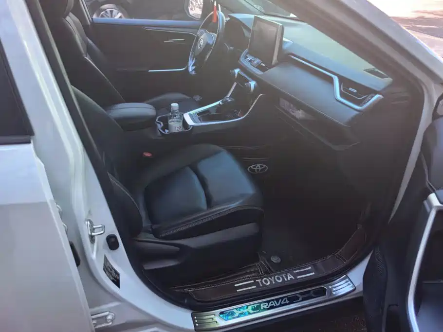 Toyota RAV4 — миниатюра 8