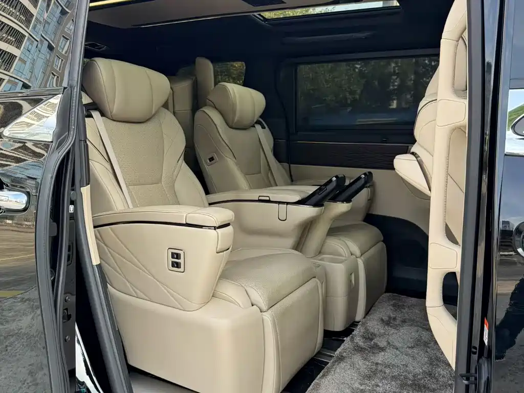 Toyota Alphard — миниатюра 6