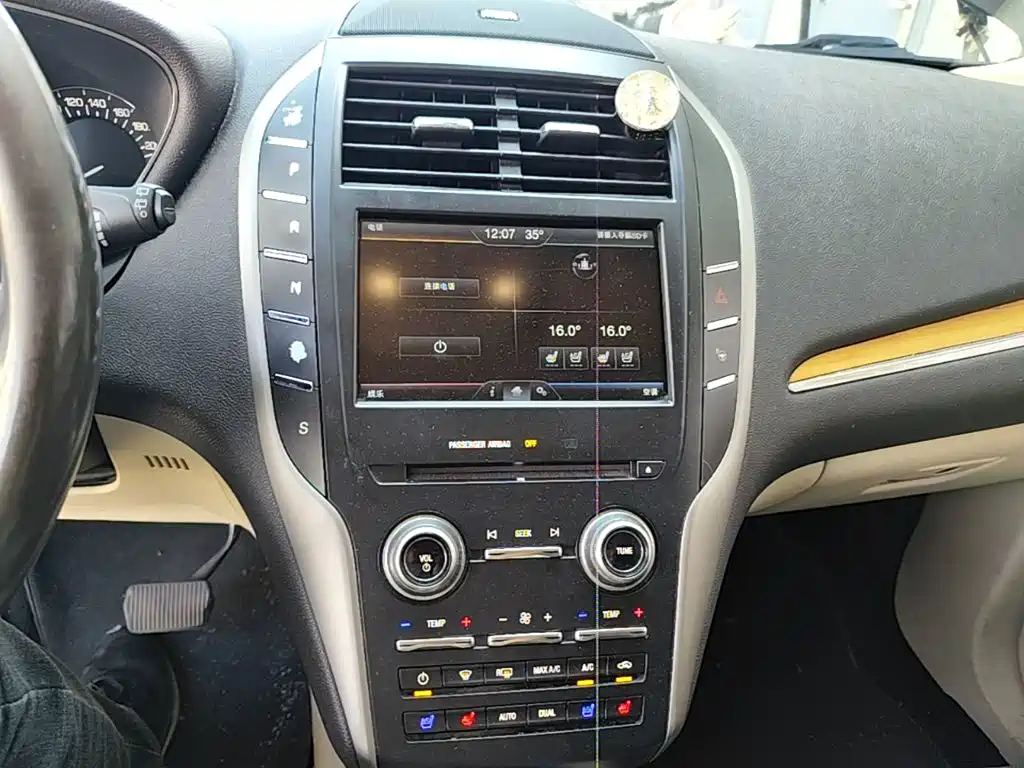 Lincoln MKC — миниатюра 13