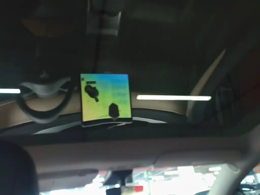 Tesla Model Y — миниатюра 18