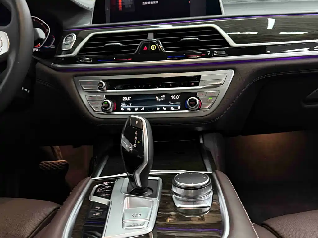 BMW 7 Series — миниатюра 17