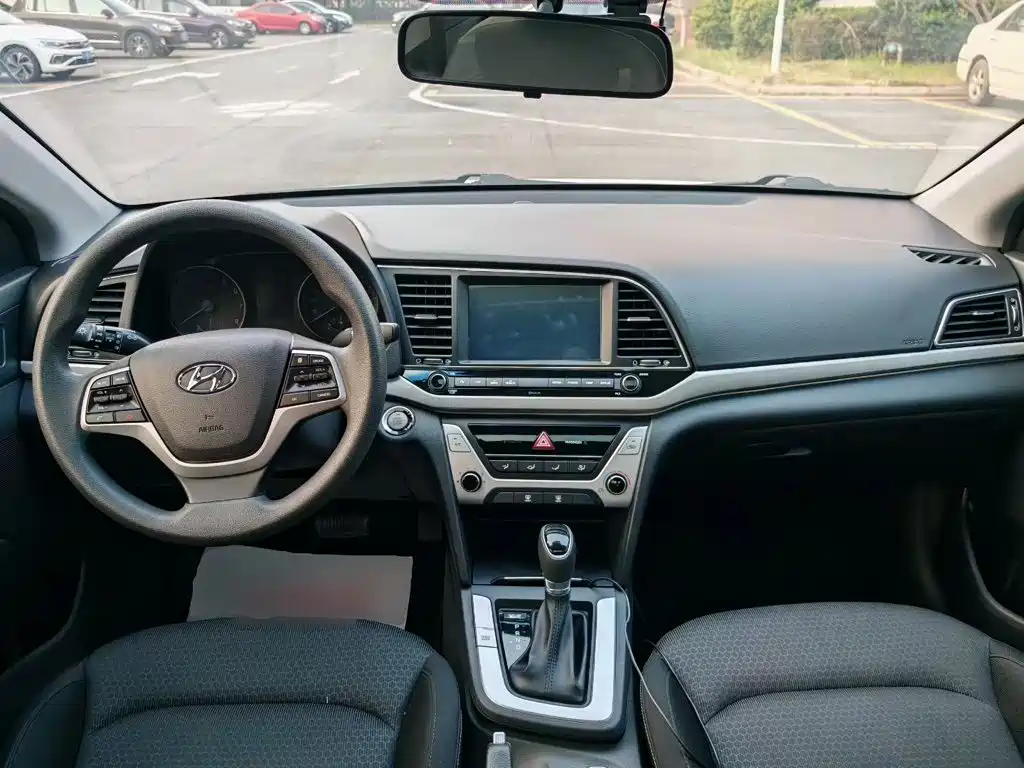 Hyundai Elantra — миниатюра 10