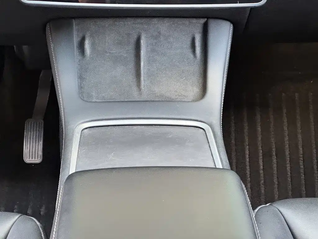 Tesla Model Y — миниатюра 12