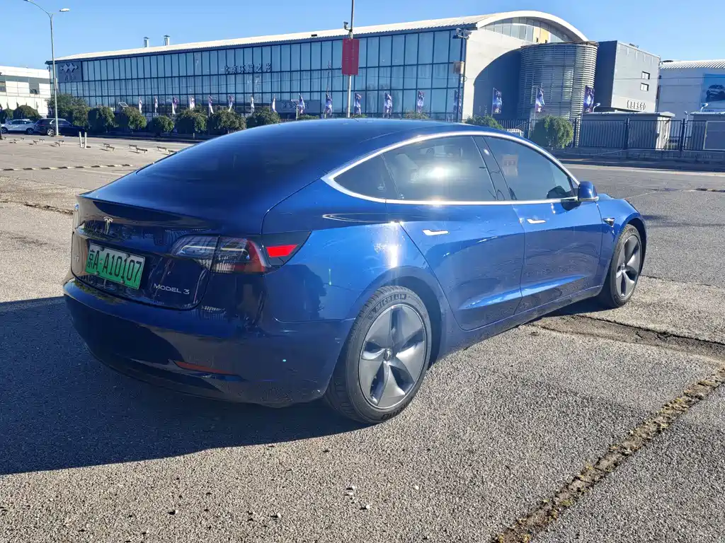 Tesla Model 3 — миниатюра 5
