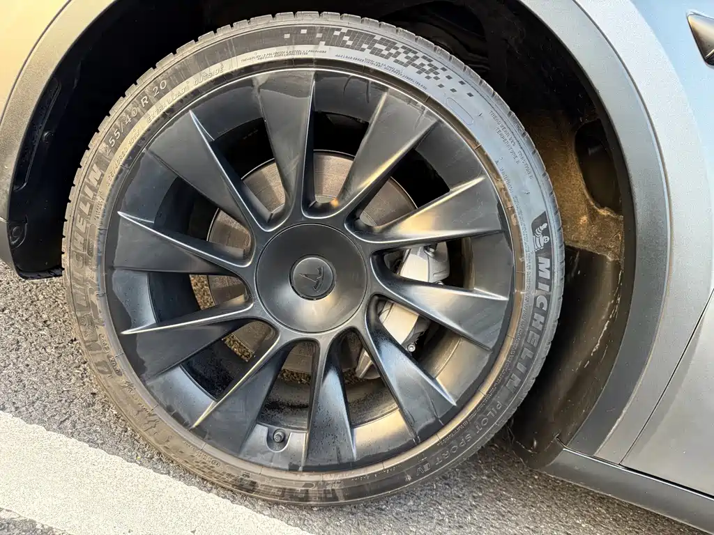 Tesla Model Y — миниатюра 18