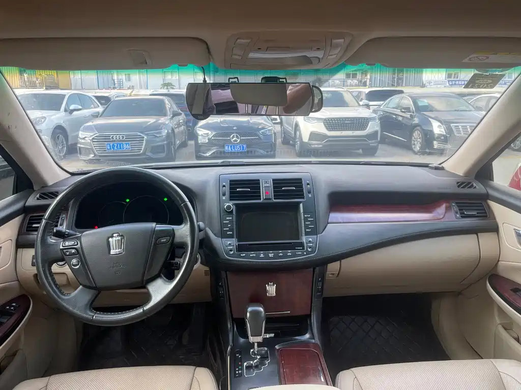 Toyota Crown — миниатюра 4