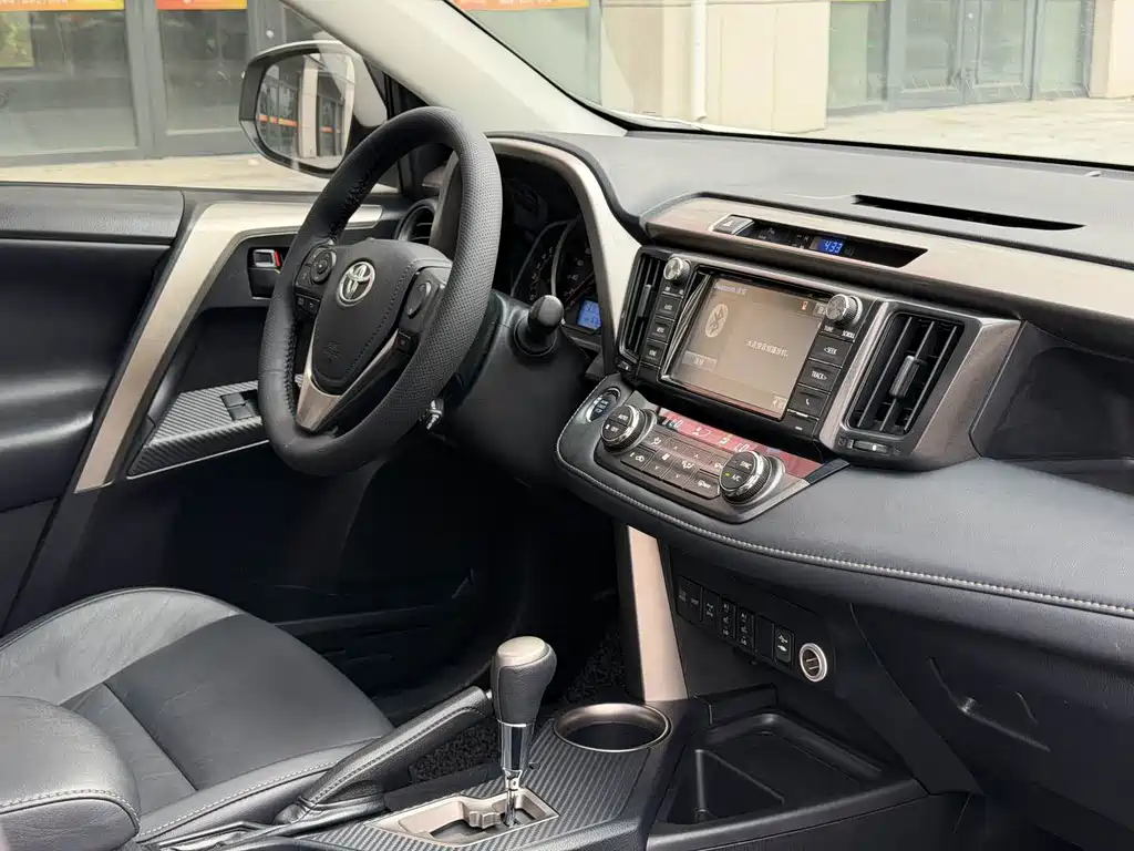 Toyota RAV4 — миниатюра 10