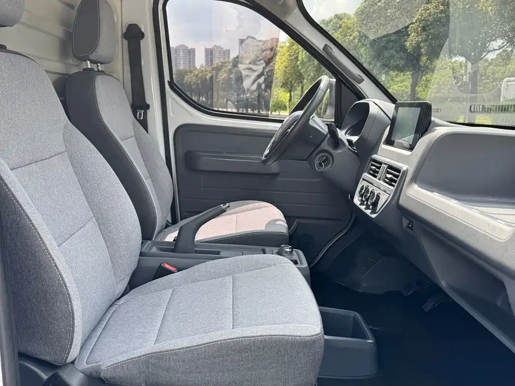 Wuling Yangguang — миниатюра 11
