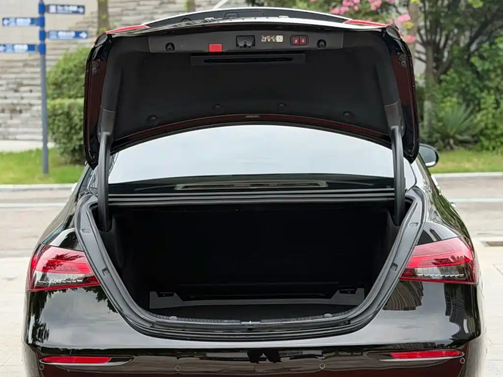 Mercedes-Benz E-Class — миниатюра 14