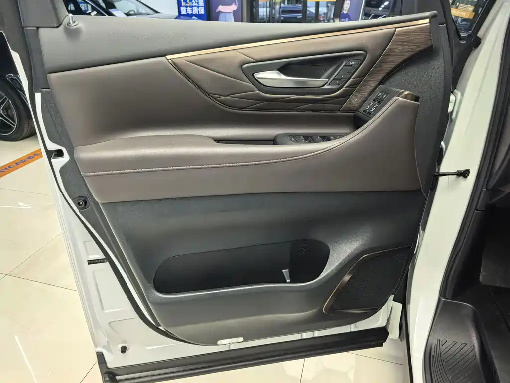 Toyota Alphard — миниатюра 10