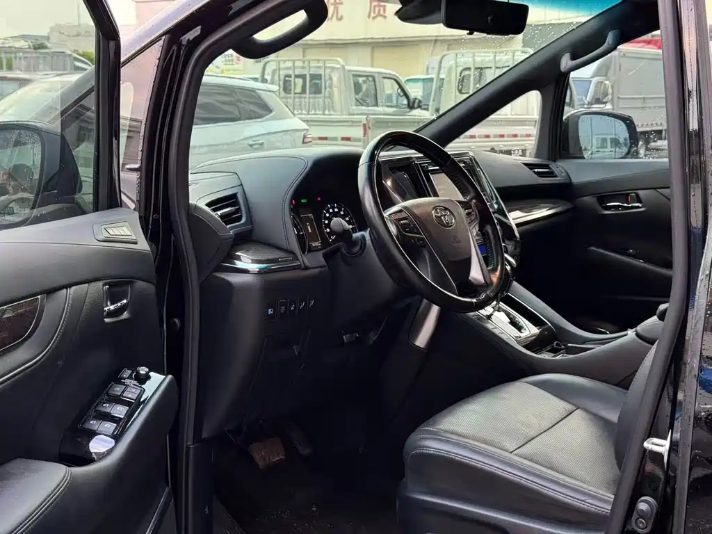 Toyota Alphard — миниатюра 4