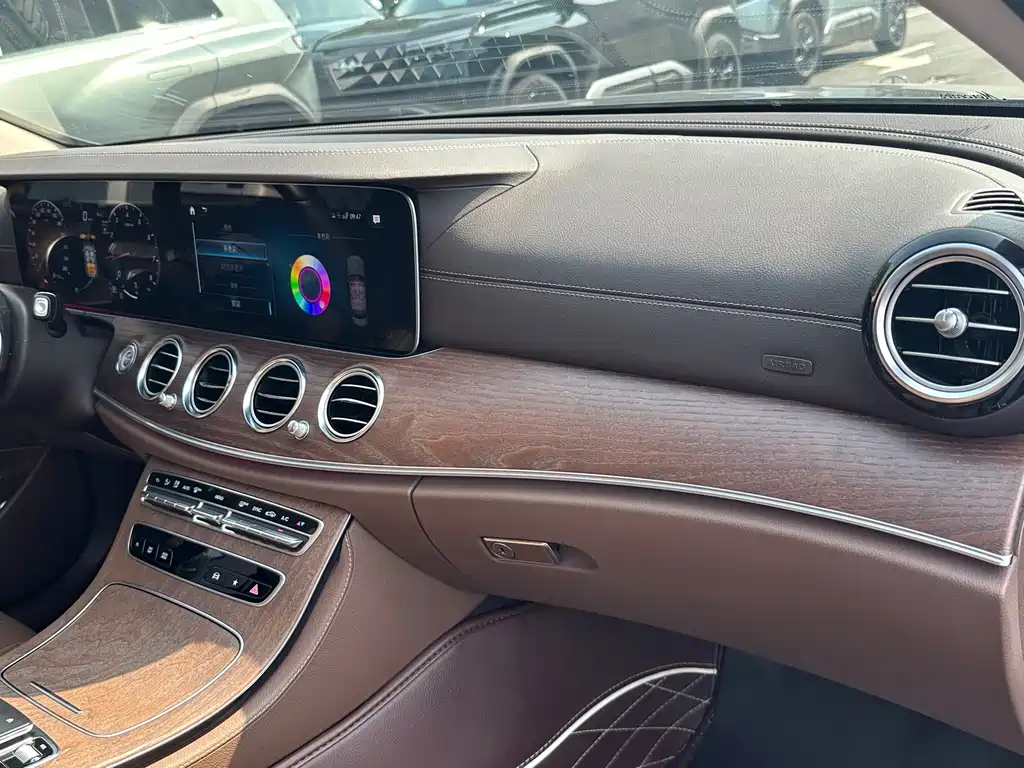 Mercedes-Benz E-Class — миниатюра 8