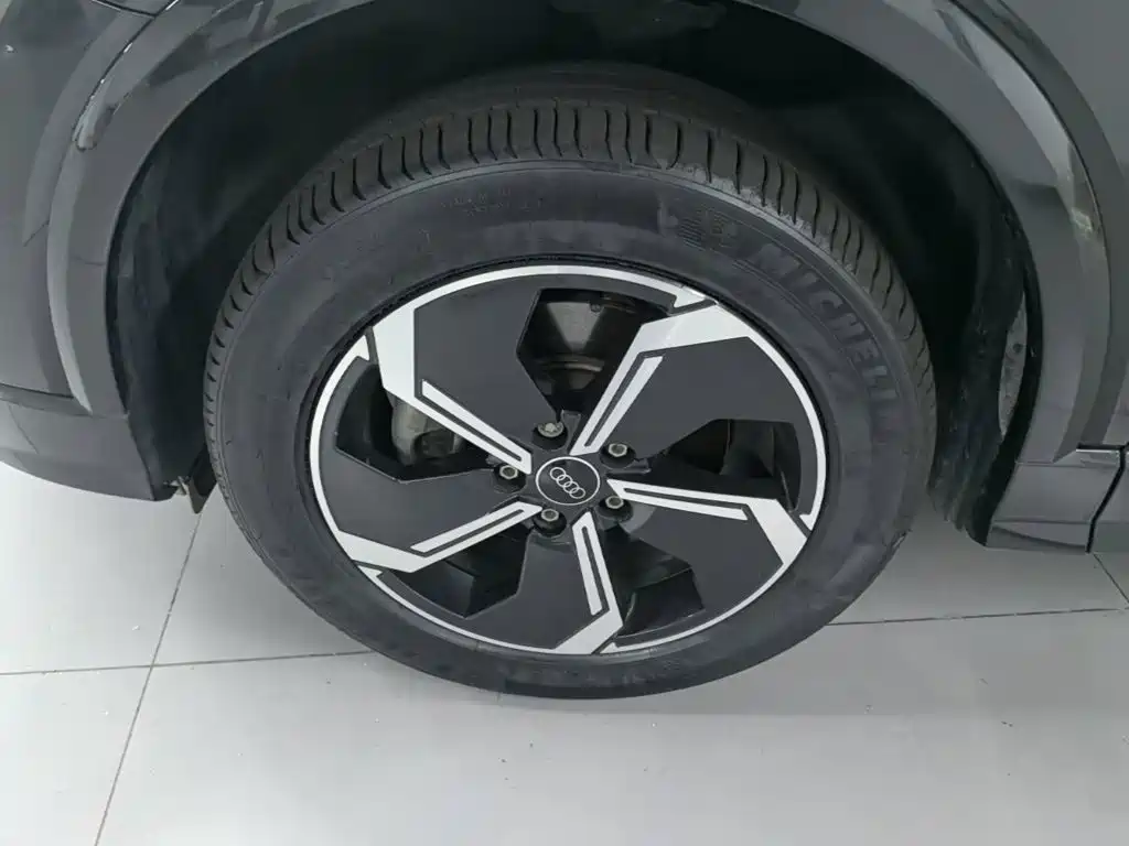 Audi Q2L e-tron — миниатюра 23