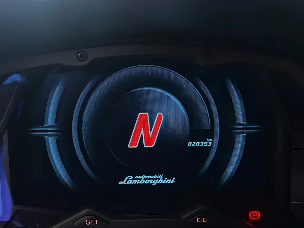 LAMBORGHINI AVENTADOR