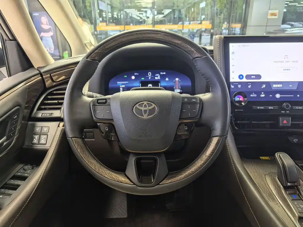 Toyota Alphard — миниатюра 14