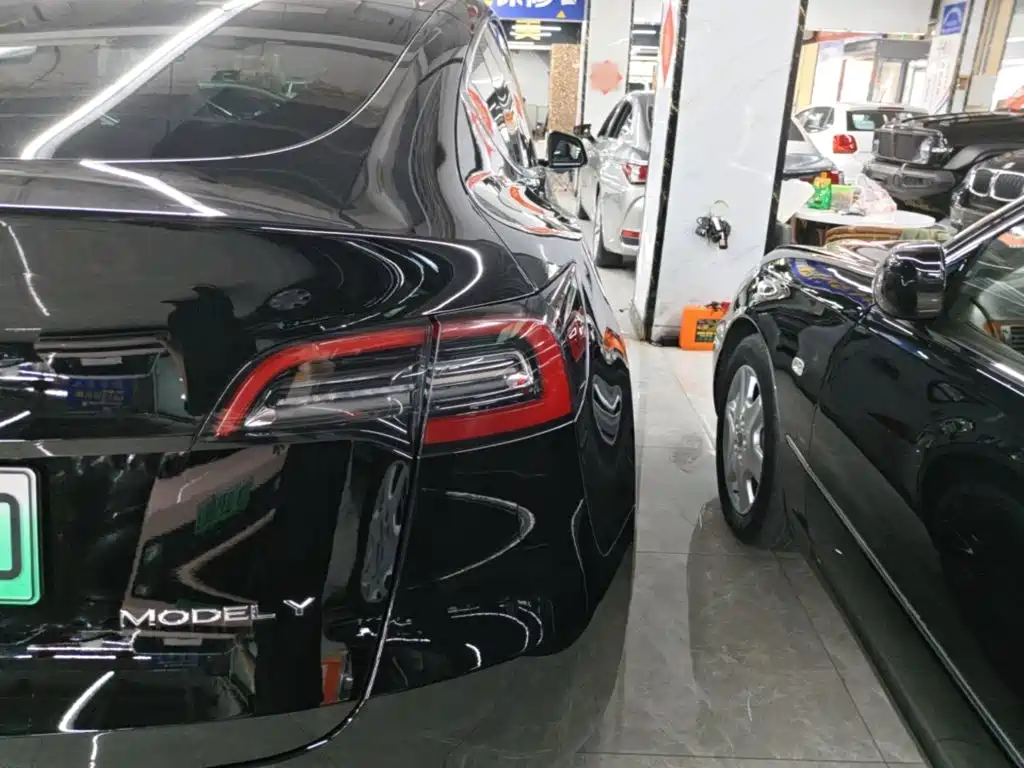Tesla Model Y — миниатюра 8
