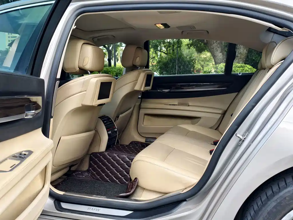 BMW 7 Series — миниатюра 8