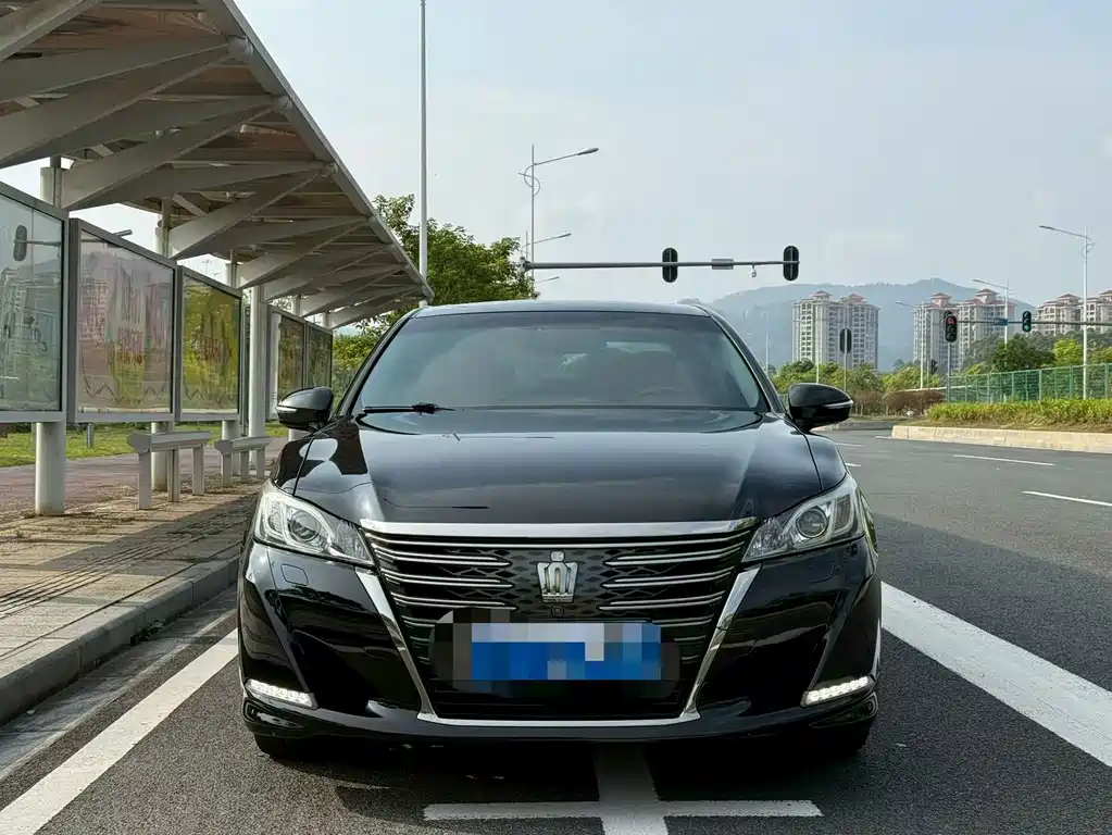 Toyota Crown — миниатюра 3