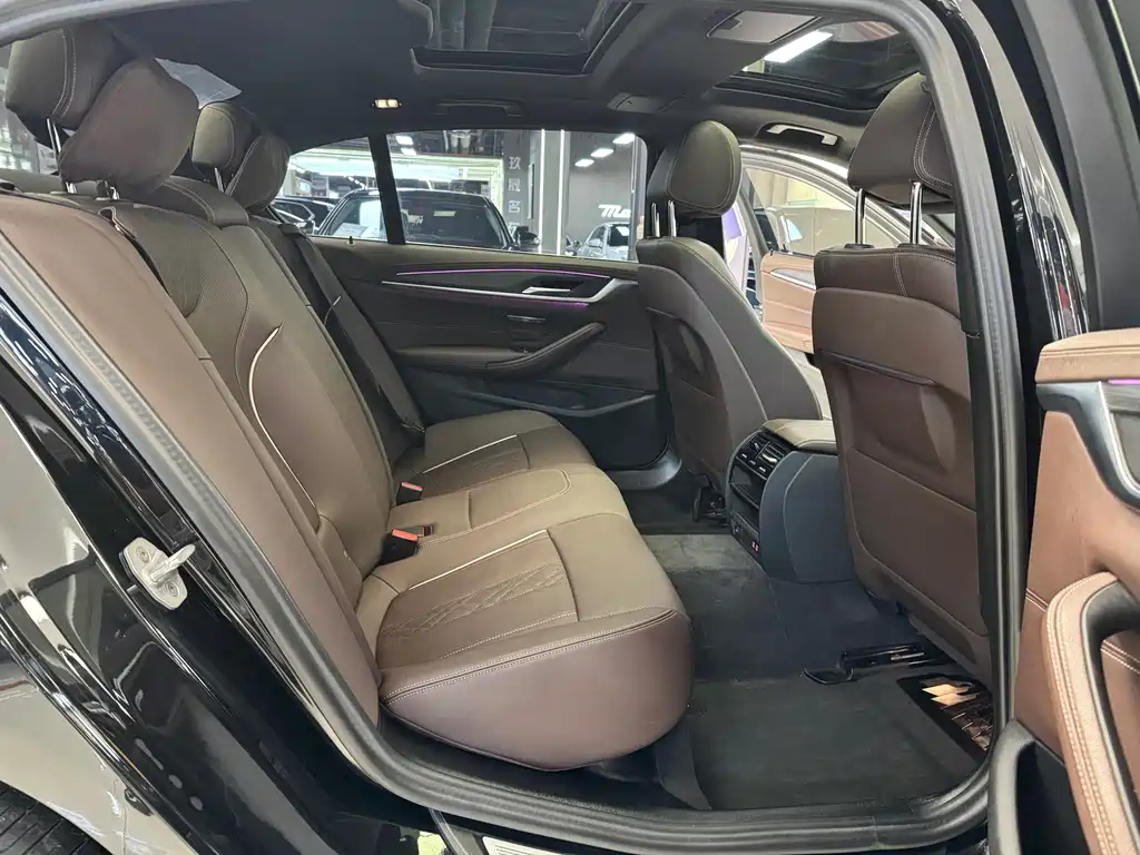 BMW 5 Series — миниатюра 11