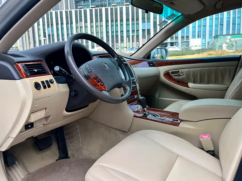 Toyota Crown — миниатюра 8