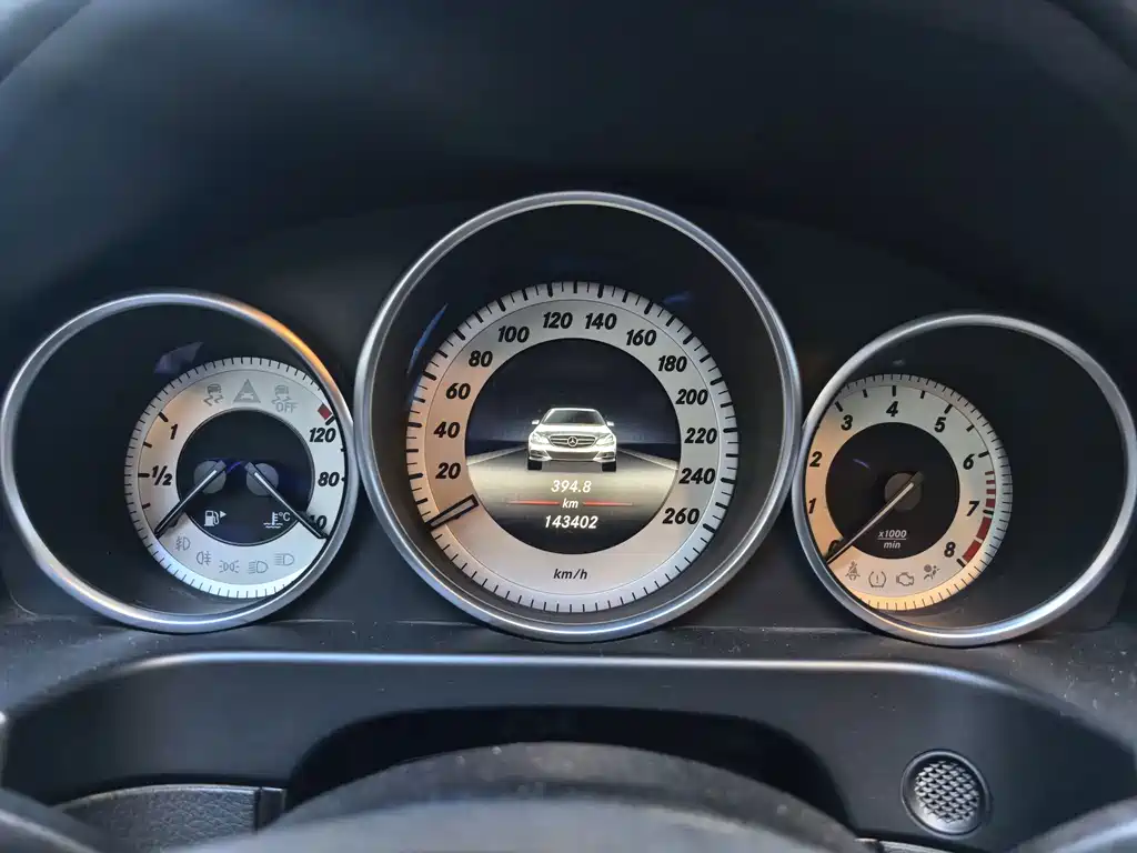 Mercedes-Benz E-Class — миниатюра 6