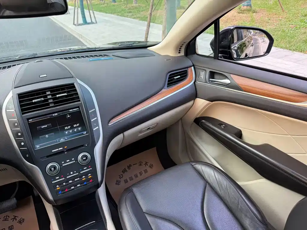 Lincoln MKC — миниатюра 14