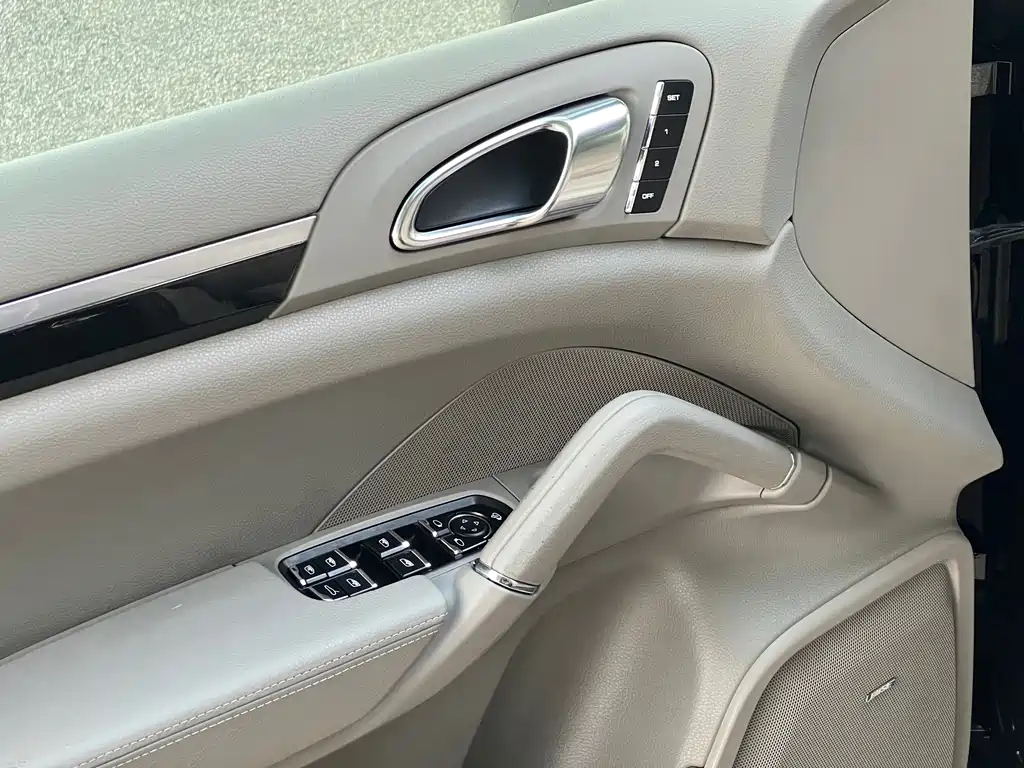 Porsche Cayenne — миниатюра 8