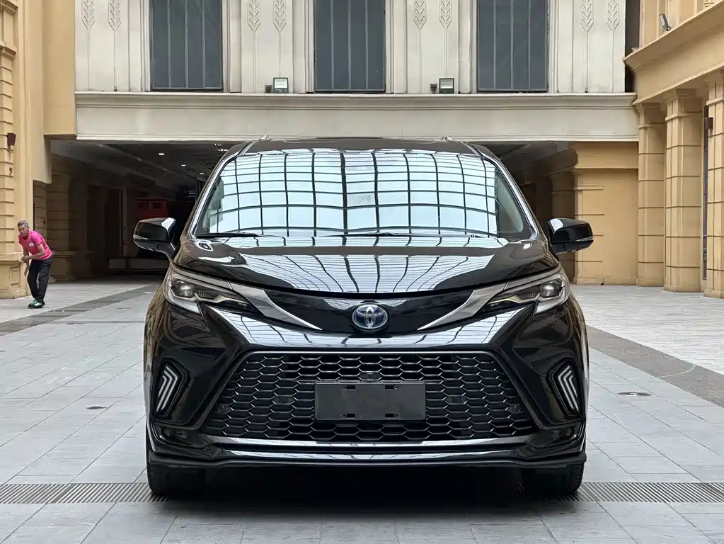 Toyota Granvia — миниатюра 2