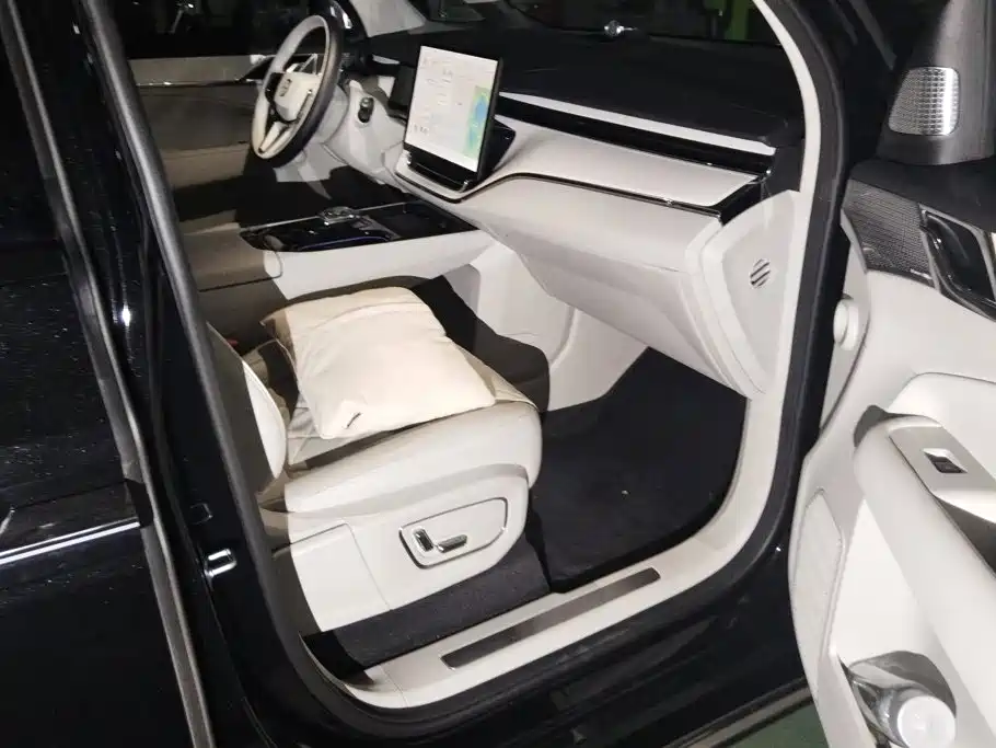 Volvo EM90 — миниатюра 7