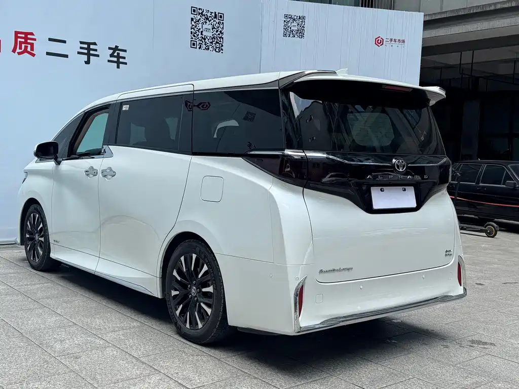 Toyota Alphard — миниатюра 10