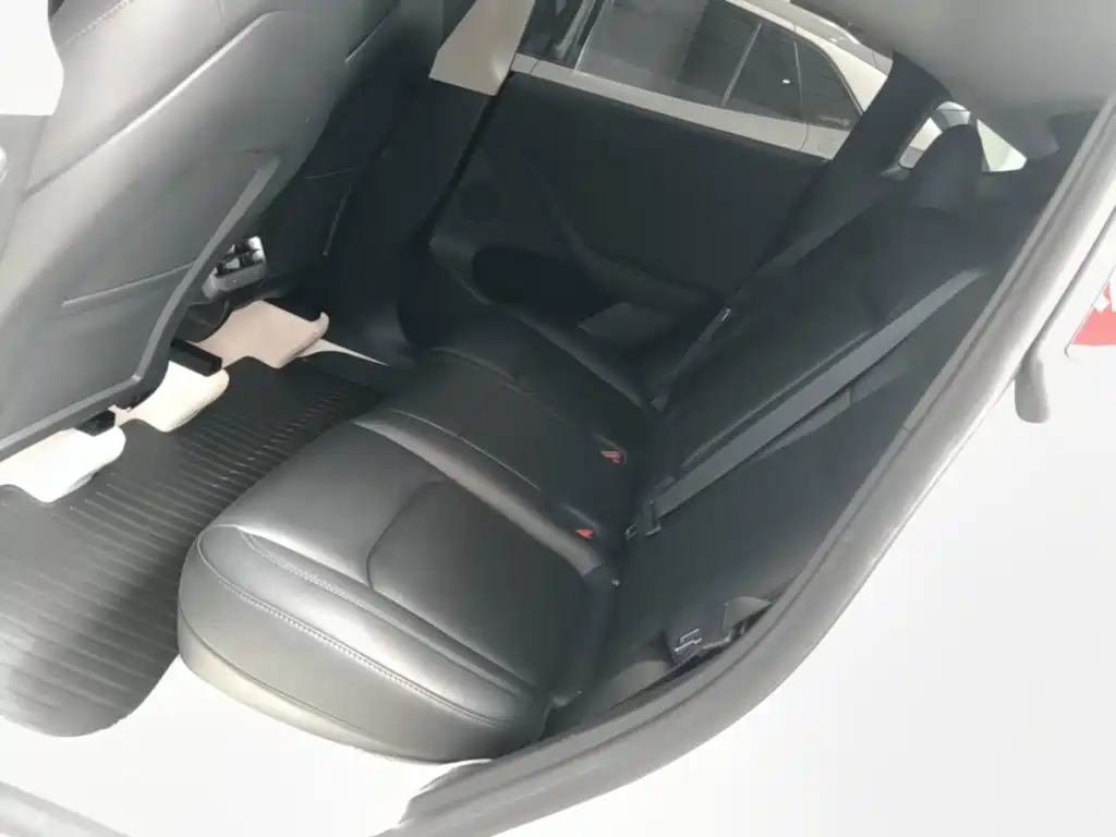 Tesla Model Y — миниатюра 17