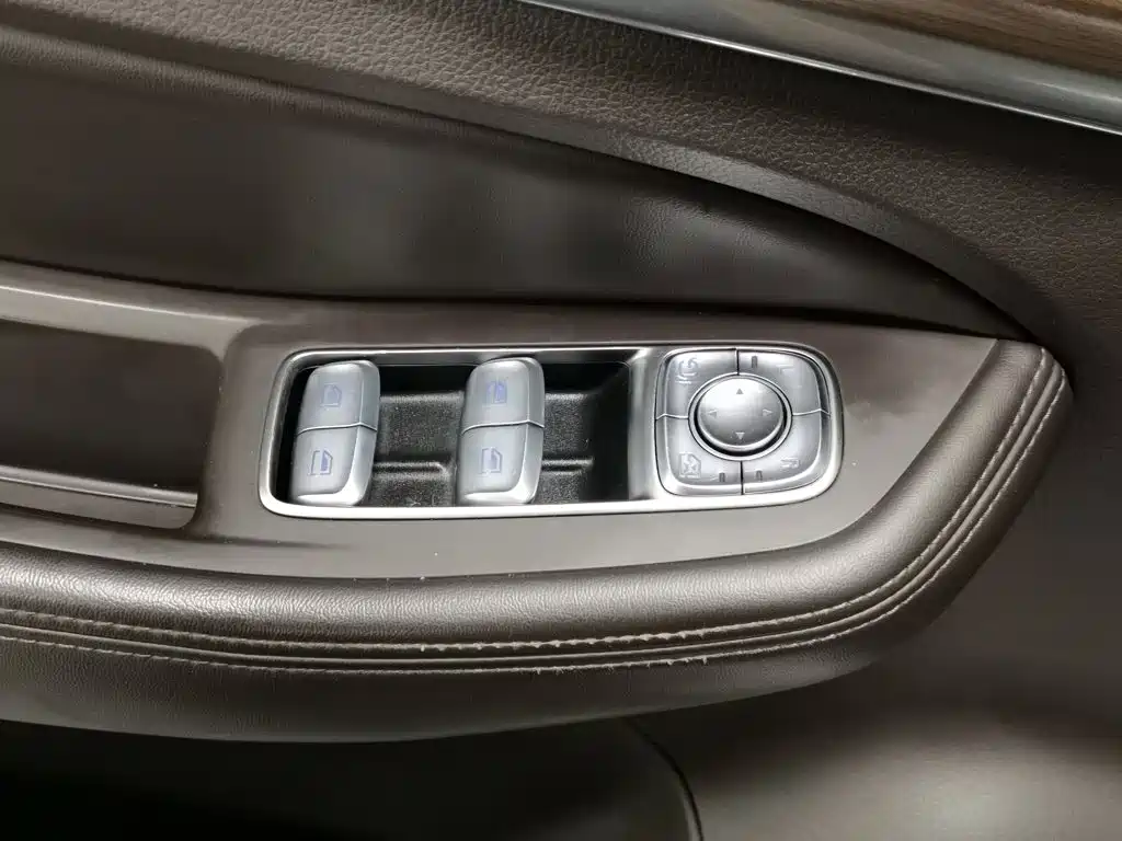 Roewe RX8 — миниатюра 9