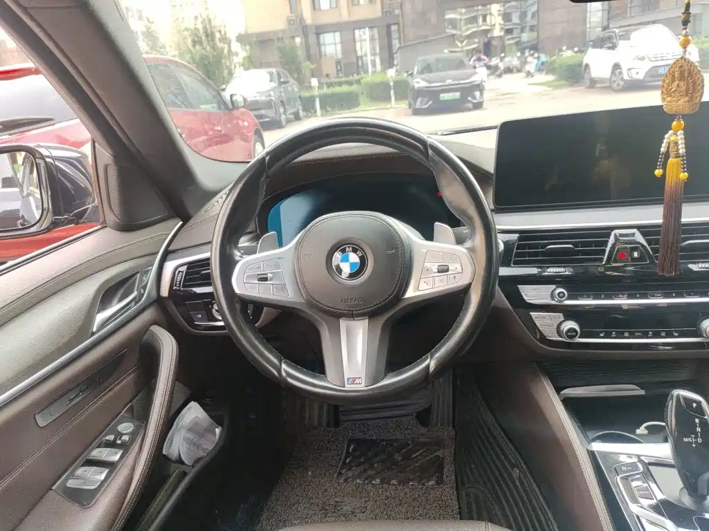 BMW 5 Series — миниатюра 11