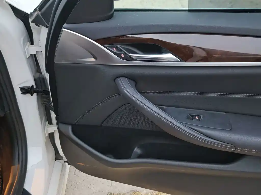 BMW 5 Series — миниатюра 20
