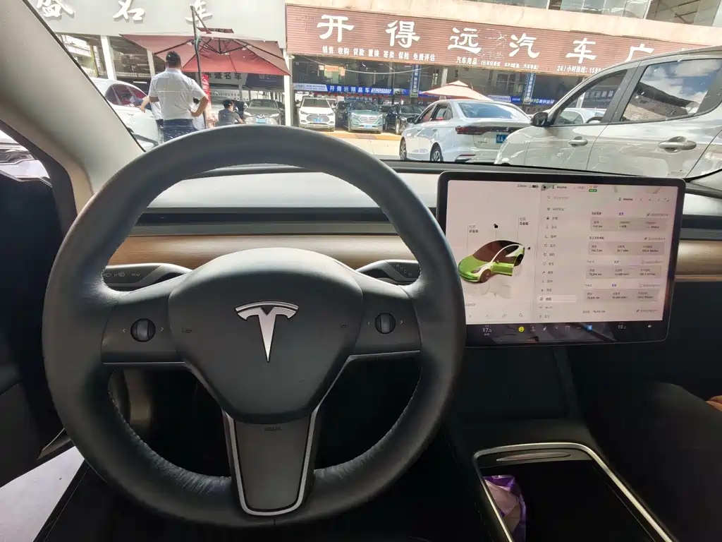 Tesla Model 3 — миниатюра 18