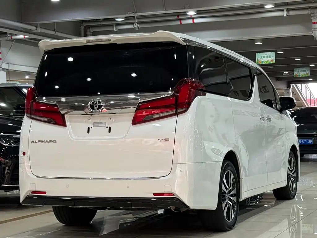 Toyota Alphard — миниатюра 22