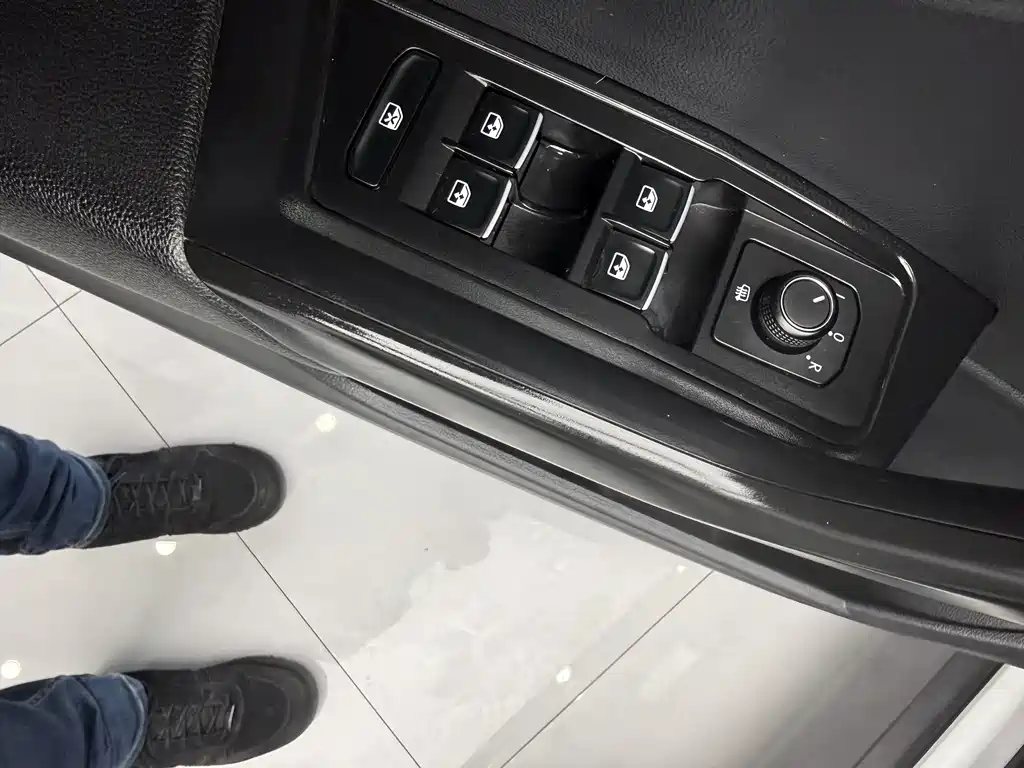 VOLKSWAGEN T ROC EXPLORING SONGS