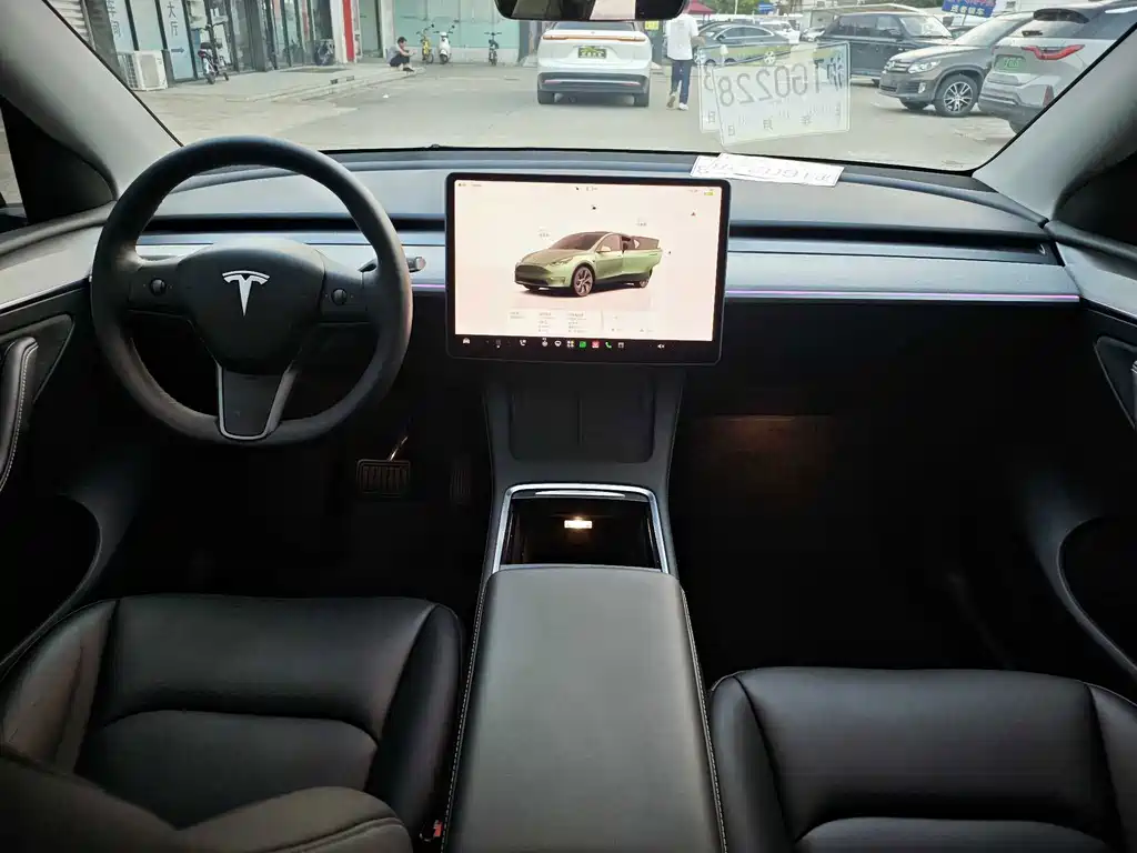 Tesla Model Y — миниатюра 8