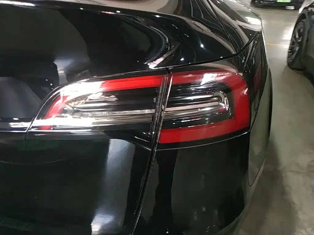 Tesla Model Y — миниатюра 8