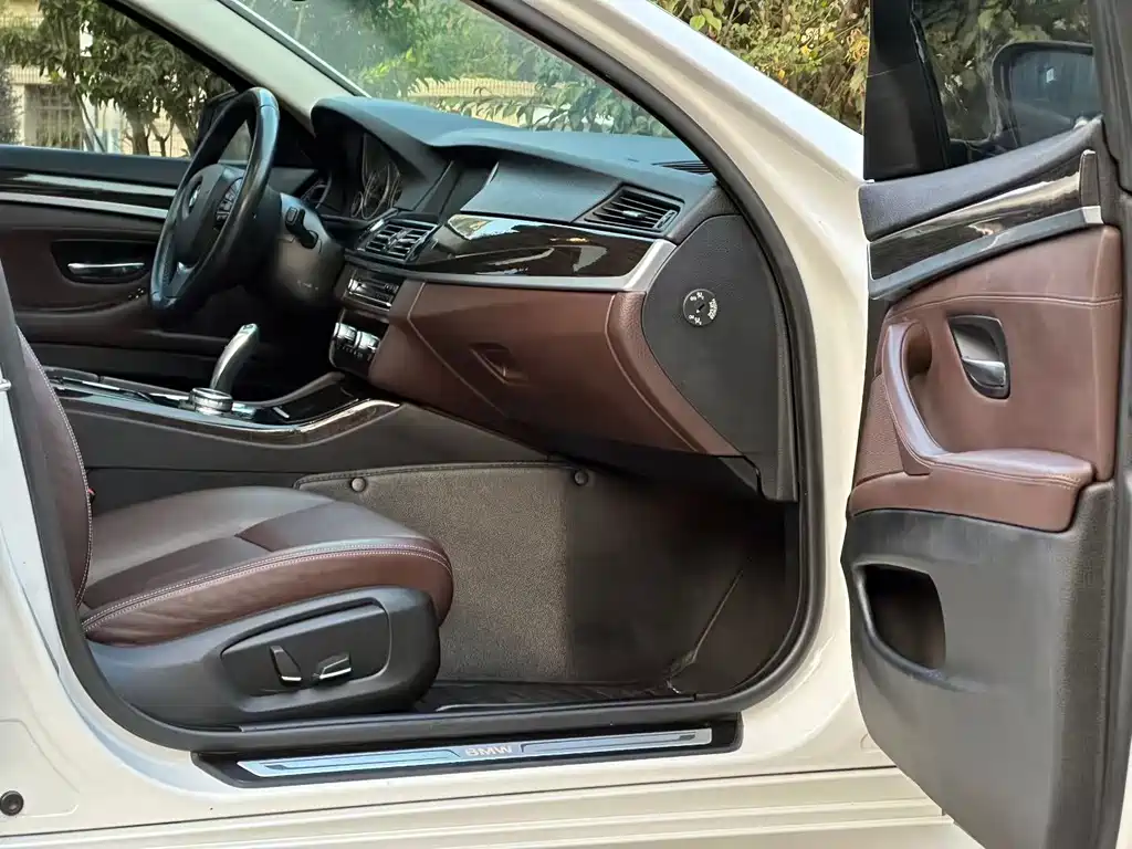 BMW 5 Series — миниатюра 7