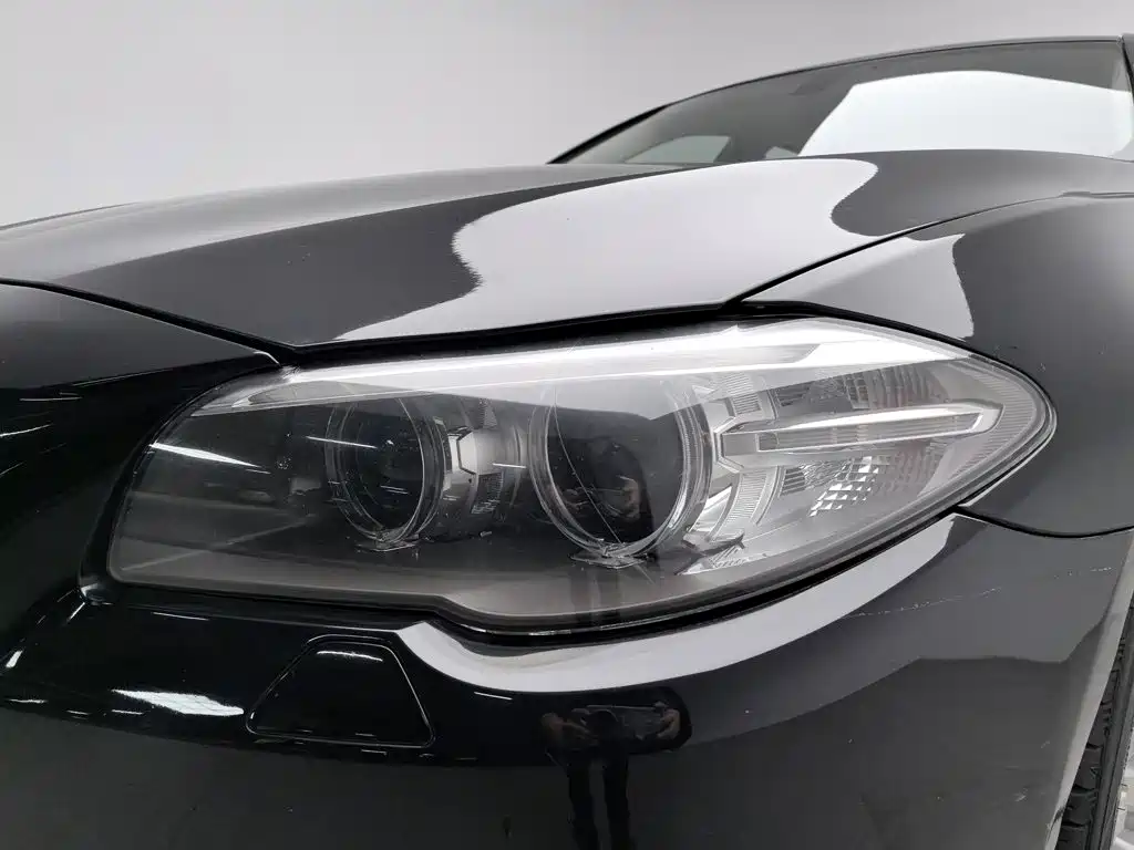 BMW 5 Series — миниатюра 7